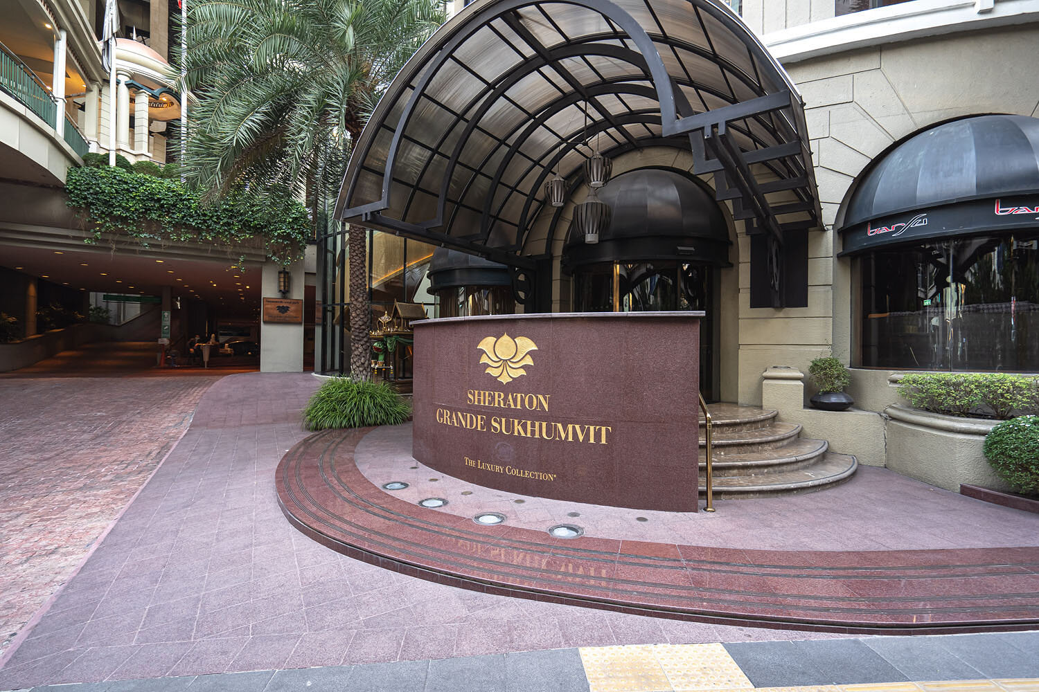  Street-level entrance to the hotel 