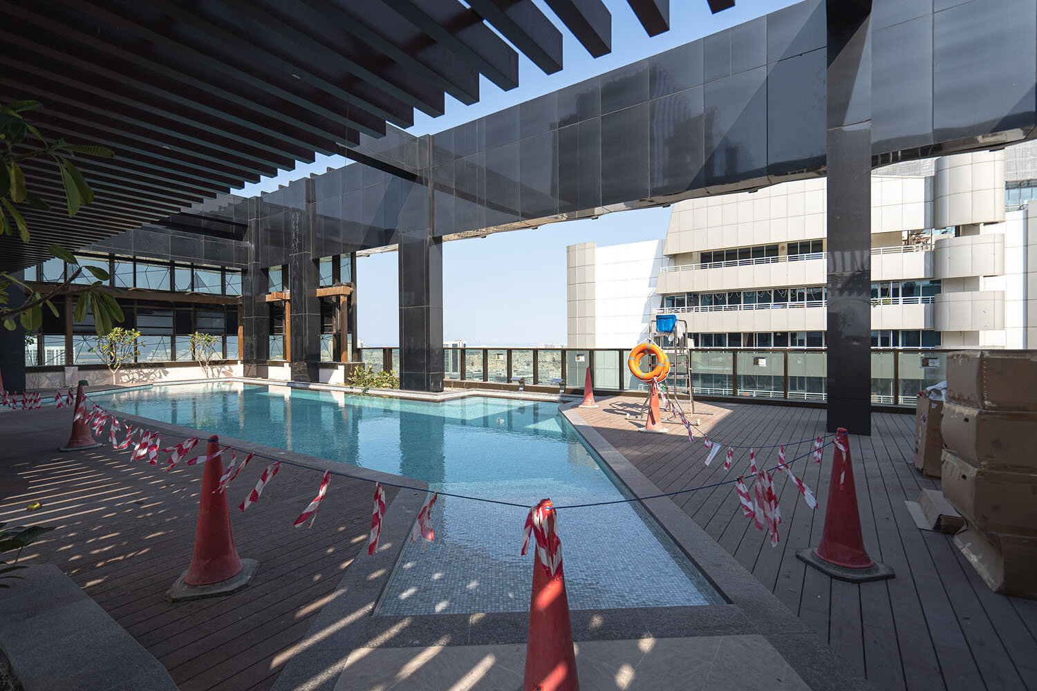  Swimming pool on the 19th floor 
