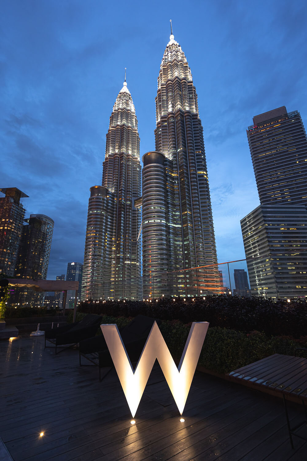  W logo and the twin towers 