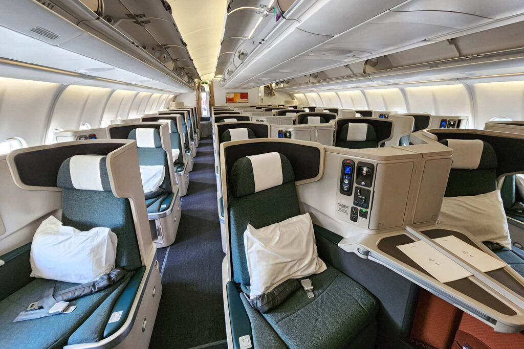 Review Cathay Pacific Airbus A350 A330 Business Class Singapore To Seoul Via Hong Kong Suitesmile